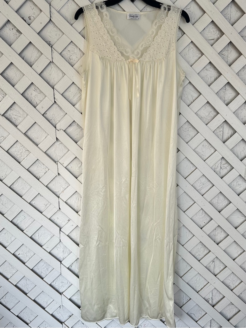 Vanity Fair Ivory Long Nightgown Lace Embroidered Bow Detail Nylon USA Small